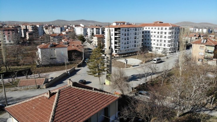 Aksaray’da yol ortasındaki camisiz minare şaşırtıyor