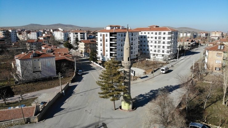 Aksaray’da yol ortasındaki camisiz minare şaşırtıyor