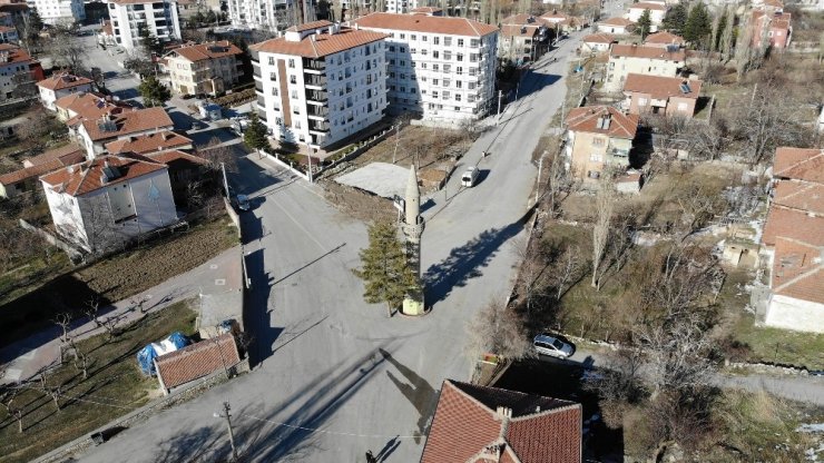 Aksaray’da yol ortasındaki camisiz minare şaşırtıyor