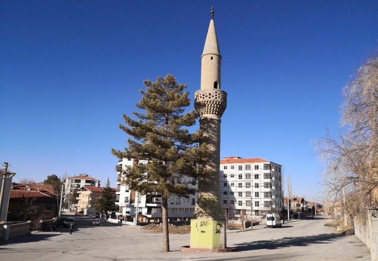 Aksaray’da yol ortasındaki camisiz minare şaşırtıyor