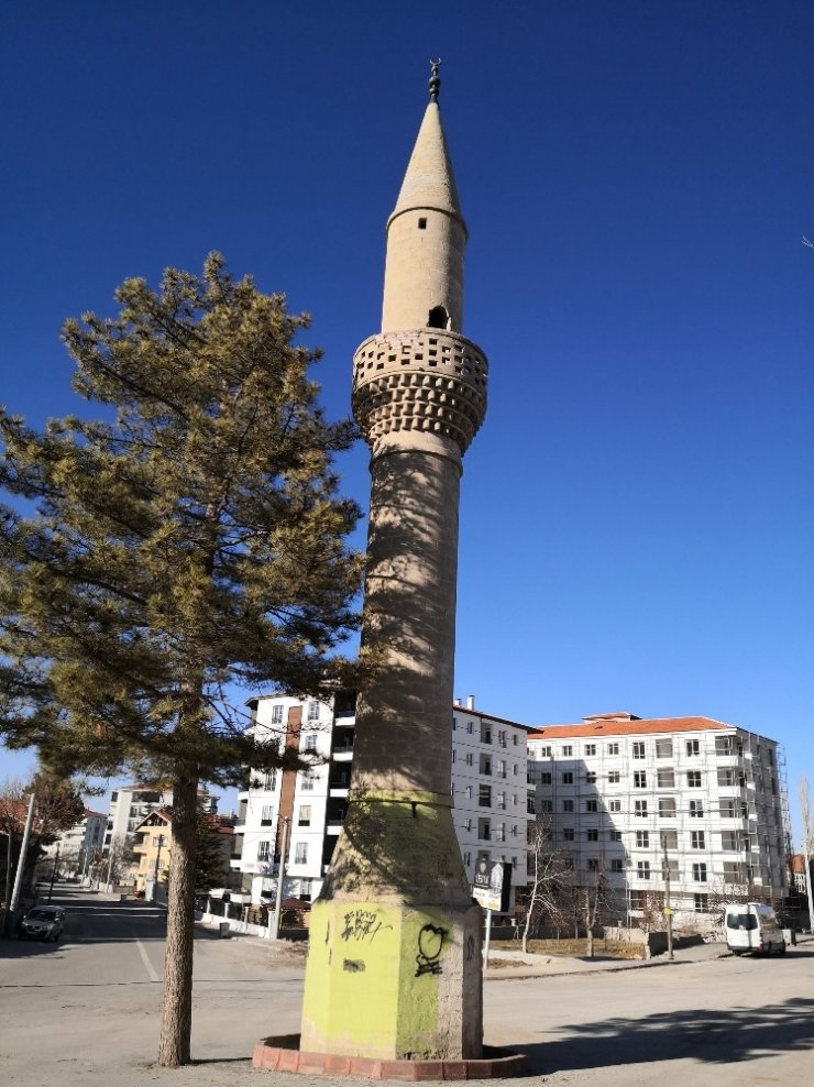 Aksaray’da yol ortasındaki camisiz minare şaşırtıyor