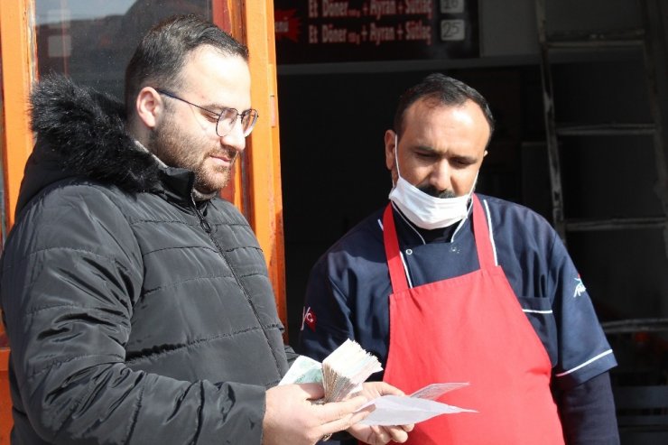 Hesabına yanlışlıkla yatan 19 bin lirayı sahibine teslim etti