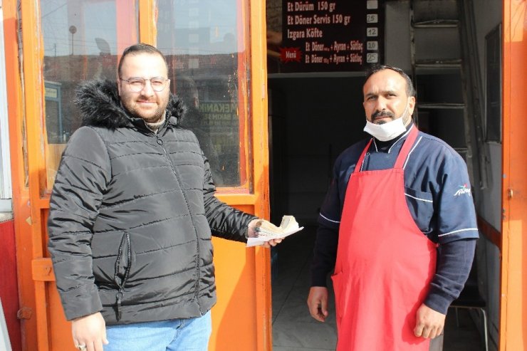 Hesabına yanlışlıkla yatan 19 bin lirayı sahibine teslim etti