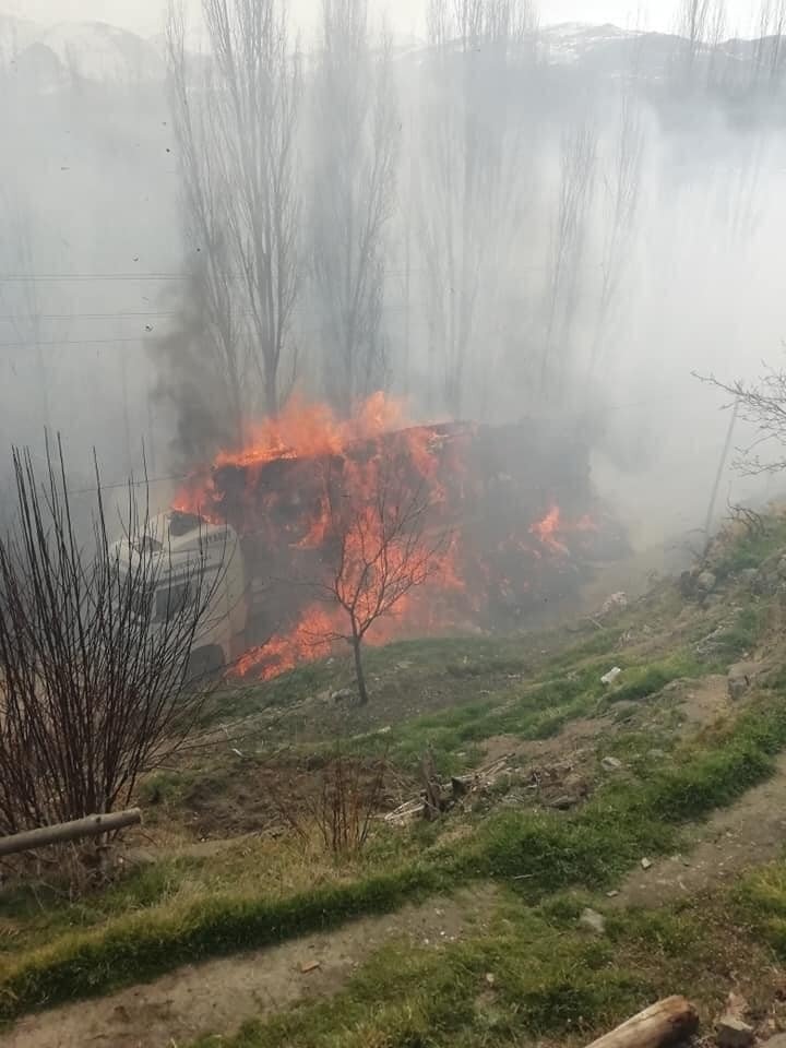 Saman balyası yüklü tır alev alev yandı