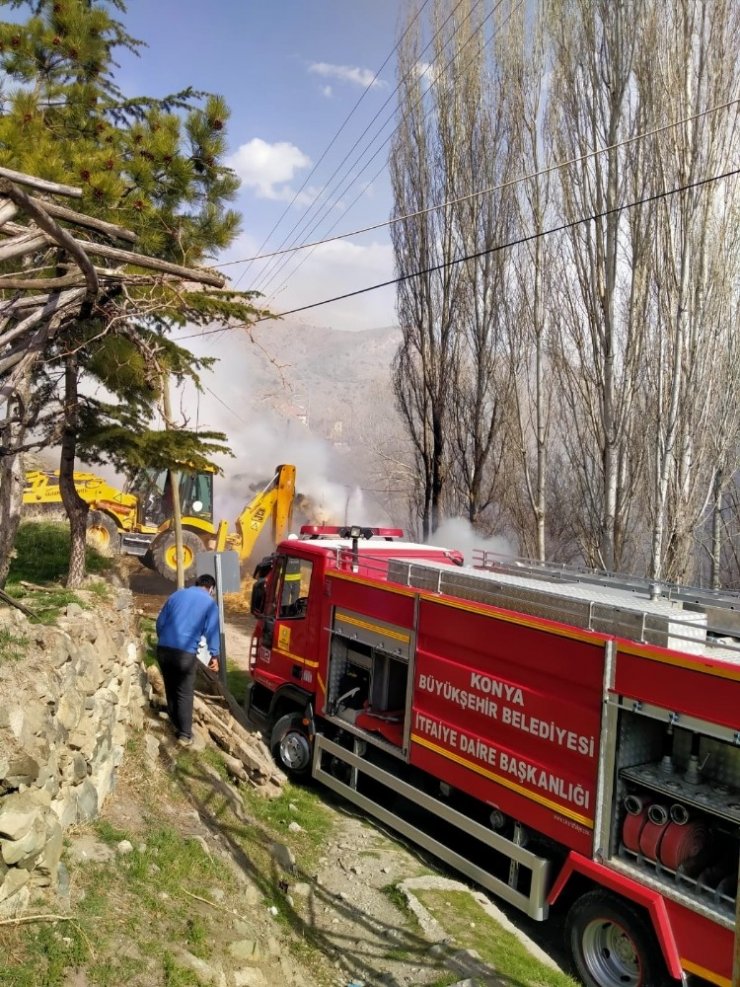 Saman balyası yüklü tır alev alev yandı