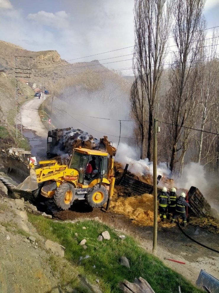 Saman balyası yüklü tır alev alev yandı