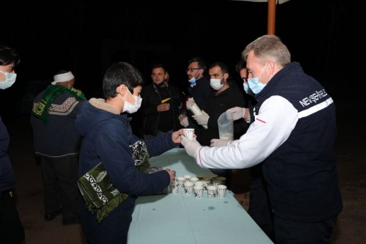 Nevşehir Belediyesi tarafından kandil gecesi vatandaşlara süt ikramı edildi