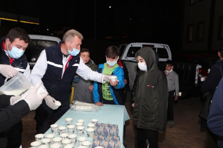 Nevşehir Belediyesi tarafından kandil gecesi vatandaşlara süt ikramı edildi