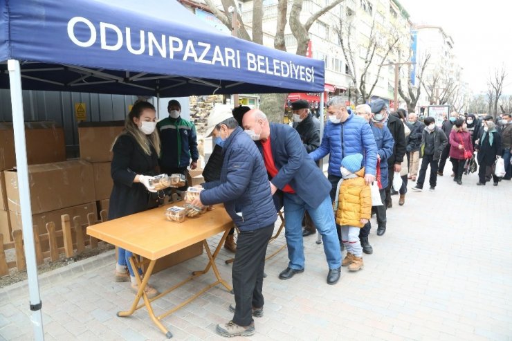 Odunpazarı Belediyesi kandil simidi dağıttı