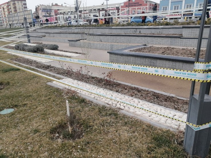 Park ve bahçeler şeritlerle kapatıldı, polisler aralıksız devriyede