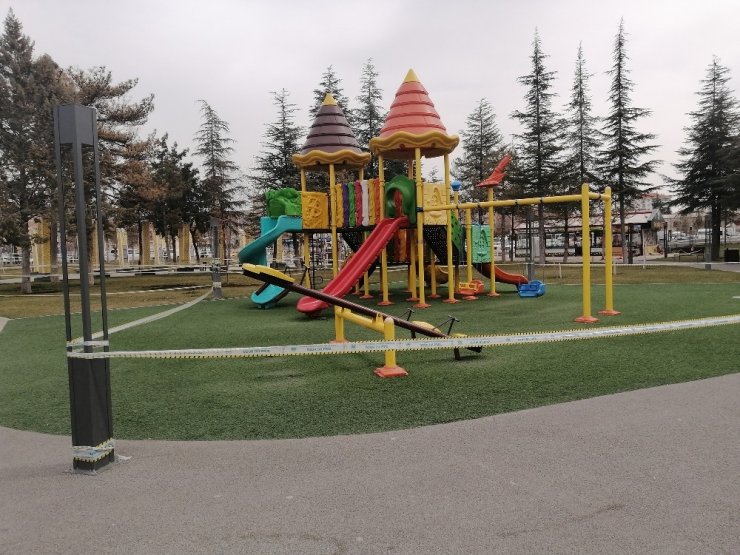 Park ve bahçeler şeritlerle kapatıldı, polisler aralıksız devriyede