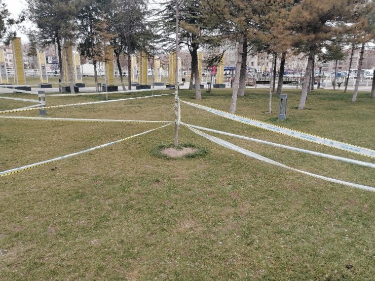 Park ve bahçeler şeritlerle kapatıldı, polisler aralıksız devriyede