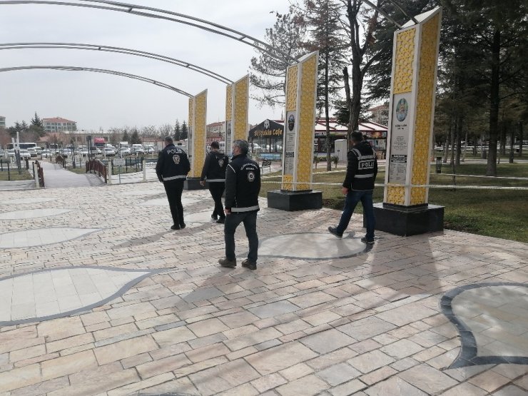 Park ve bahçeler şeritlerle kapatıldı, polisler aralıksız devriyede