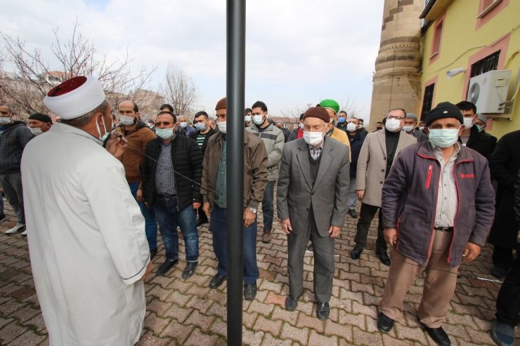 Karpuzsekisi mahalle muhtarı Hamdi Tarla hayatını kaybetti