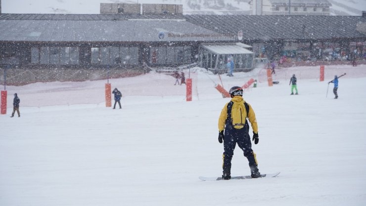 Erciyes Dağı’na mevsimin ilk karı yağdı