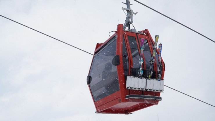 Erciyes Dağı’na mevsimin ilk karı yağdı