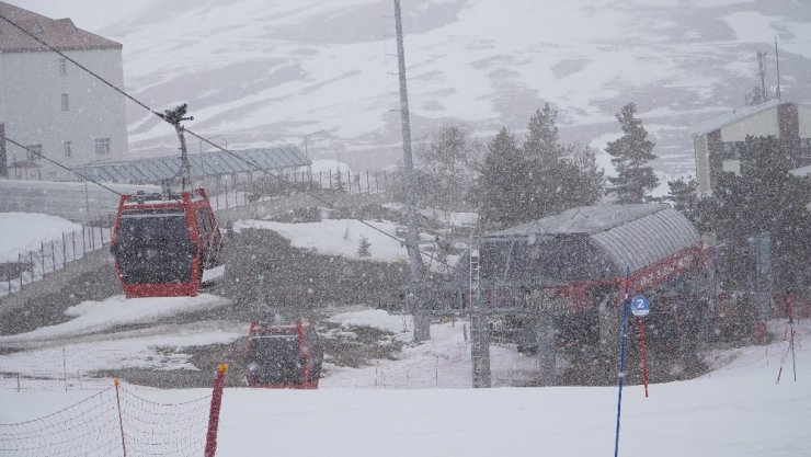 Erciyes Dağı’na mevsimin ilk karı yağdı