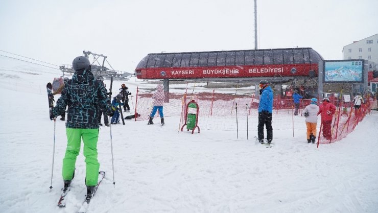 Erciyes Dağı’na mevsimin ilk karı yağdı