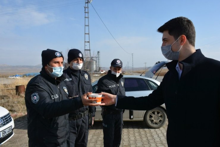 Kolluk kuvvetlerine her gün sıcak çorba ikram ediyor