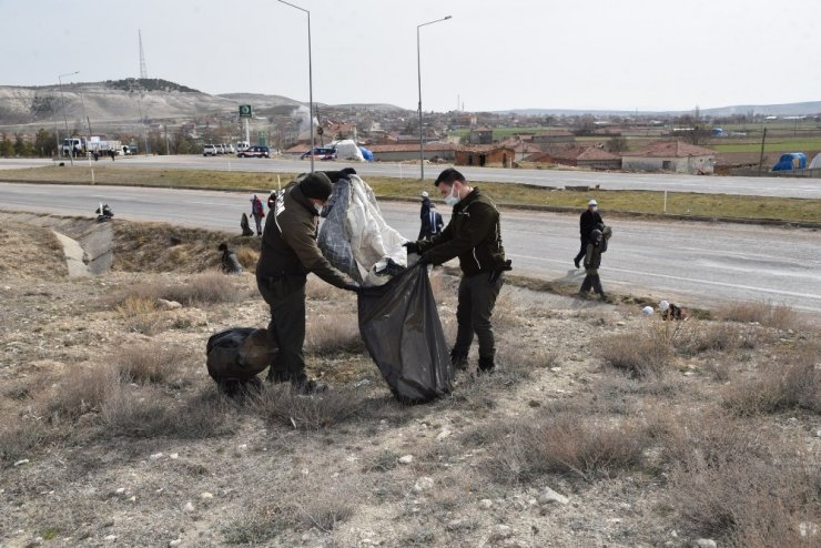 3 kilometrelik alanda 50 çuval atık toplandı