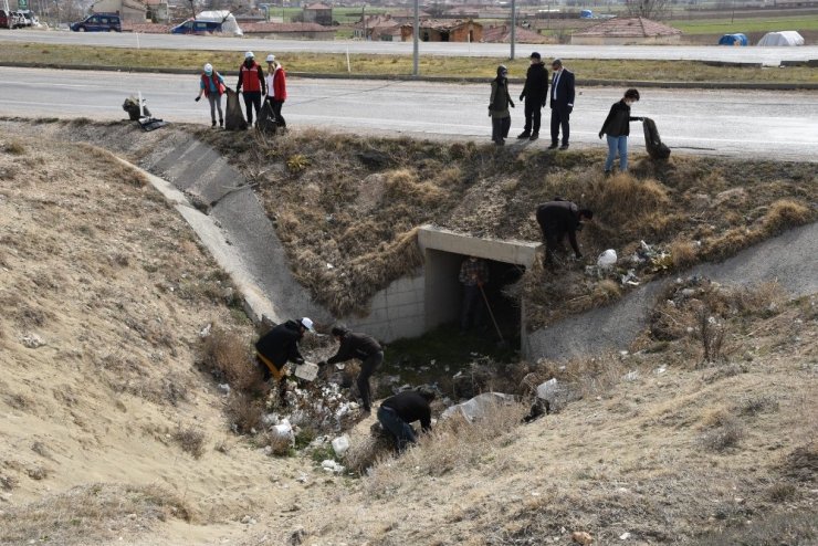 3 kilometrelik alanda 50 çuval atık toplandı