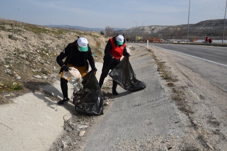 3 kilometrelik alanda 50 çuval atık toplandı