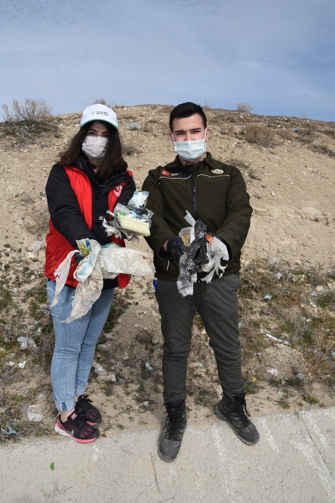 3 kilometrelik alanda 50 çuval atık toplandı