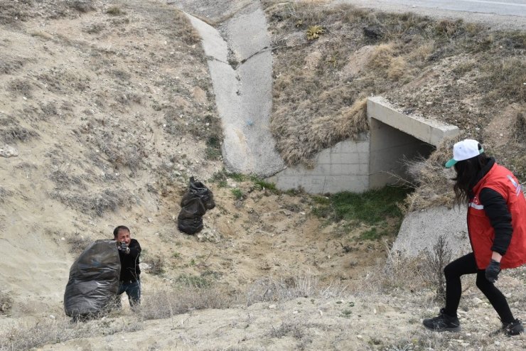 3 kilometrelik alanda 50 çuval atık toplandı