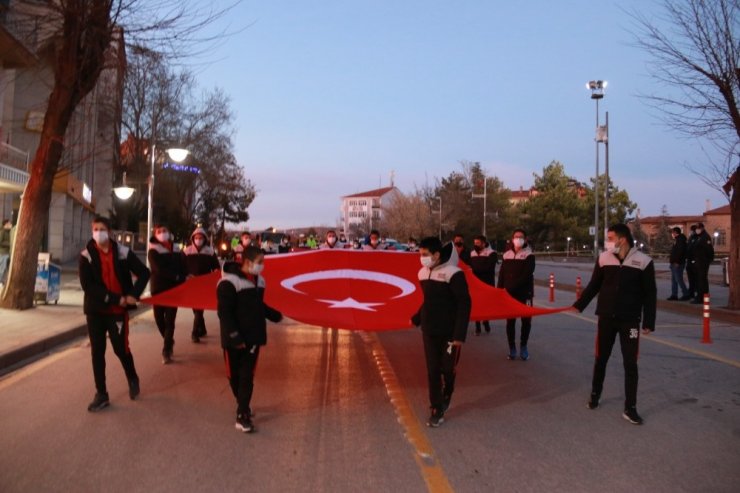 Aksaray 19.21’de İstiklal Marşı için kilitlendi