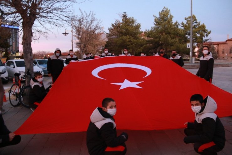 Aksaray 19.21’de İstiklal Marşı için kilitlendi