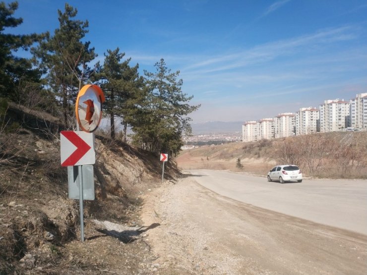 Vandallar yol güvenliğini sağlayan tepegöz güvenlik aynasını kırdı