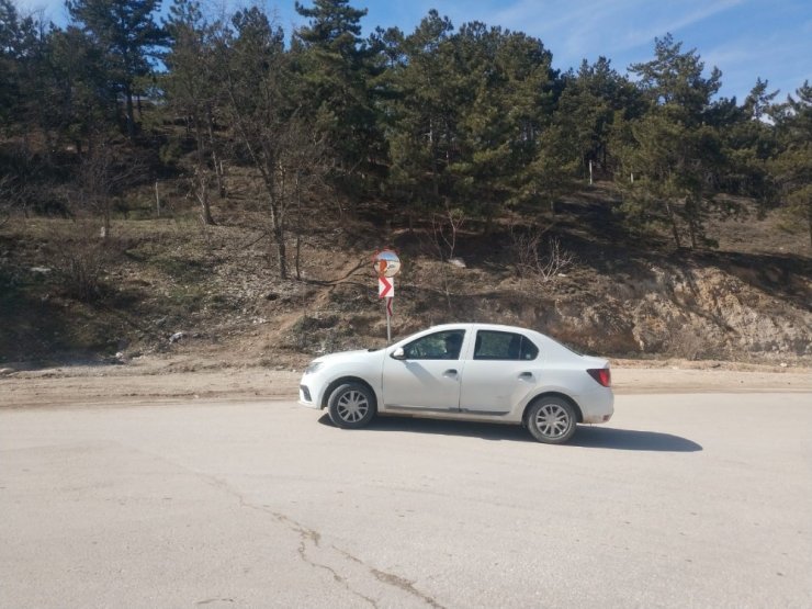 Vandallar yol güvenliğini sağlayan tepegöz güvenlik aynasını kırdı