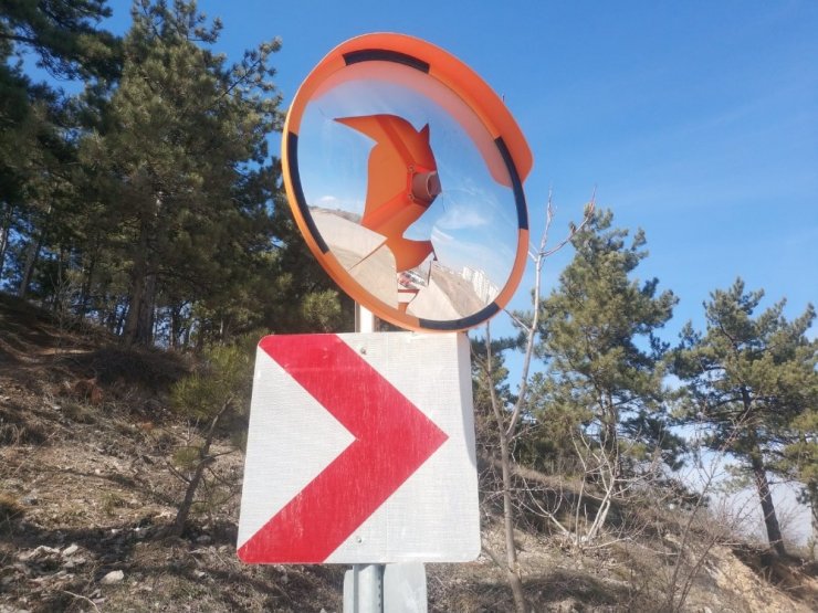 Vandallar yol güvenliğini sağlayan tepegöz güvenlik aynasını kırdı