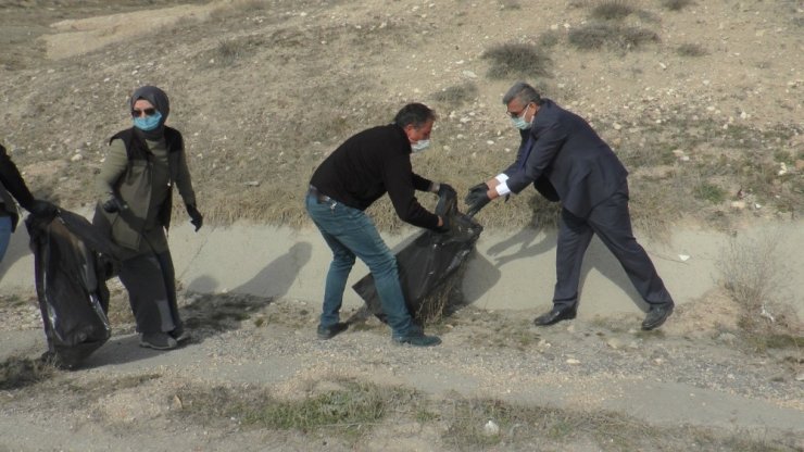 3 kilometrelik alanda 50 çuval atık toplandı