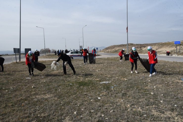 3 kilometrelik alanda 50 çuval atık toplandı