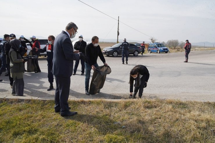 3 kilometrelik alanda 50 çuval atık toplandı