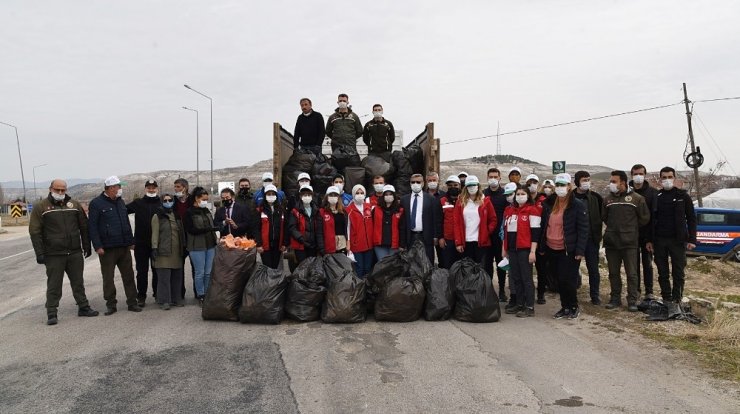 3 kilometrelik alanda 50 çuval atık toplandı