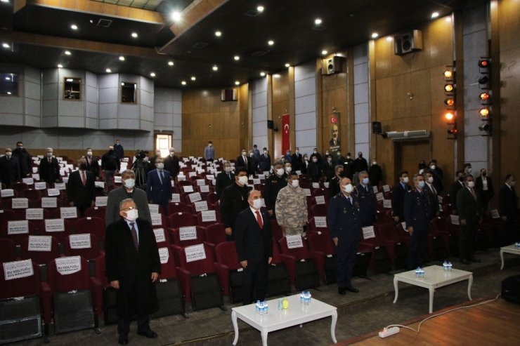 Vali Günaydın: "En son ocak kalıncaya kadar şanlı bayrağımız gökyüzünde dalgalanacaktır"