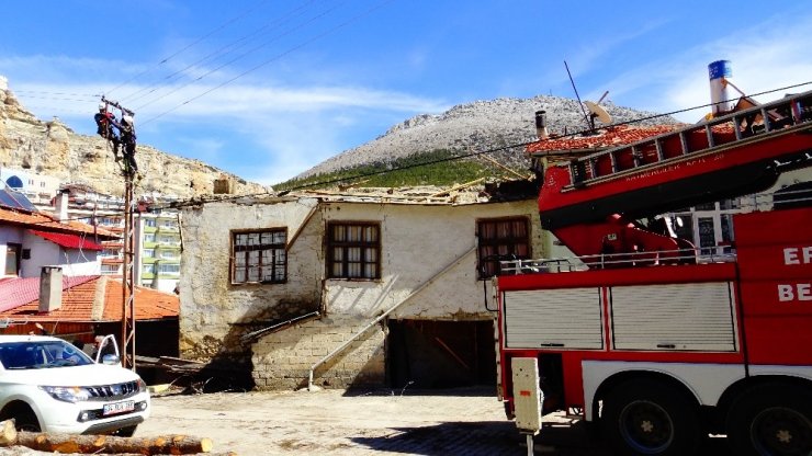 Karaman’da rüzgar evin çatısını uçurdu, elektrik direklerini yıktı