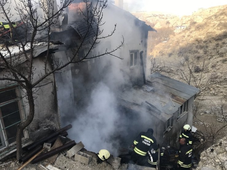 Müstakil evdeki yangın paniğe neden oldu