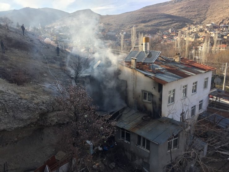 Müstakil evdeki yangın paniğe neden oldu