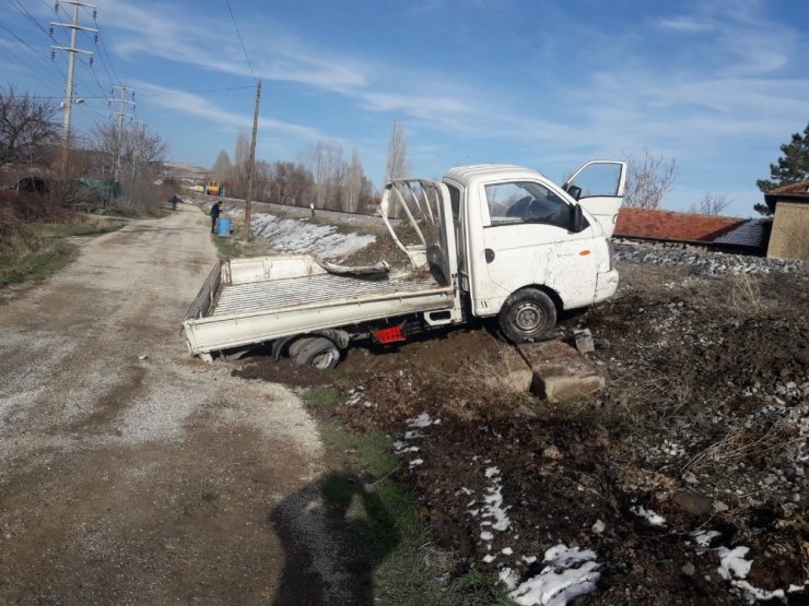 Konya’da lokomotif ile kamyonet çarpıştı: 1 yaralı