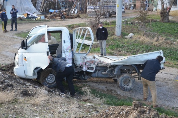 Konya’da lokomotif ile kamyonet çarpıştı: 1 yaralı