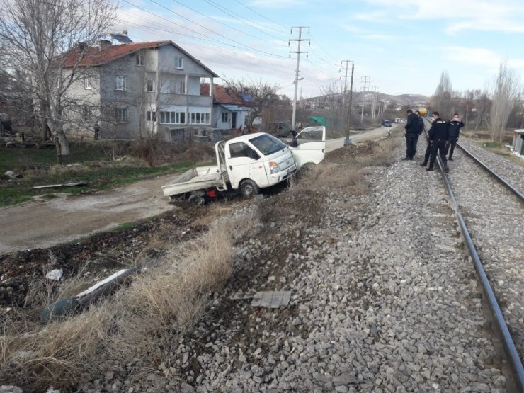 Konya’da lokomotif ile kamyonet çarpıştı: 1 yaralı