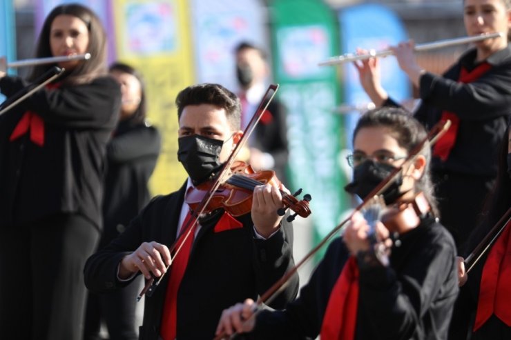 Melikgazi’de 100. yıl anısına İstiklal Ruhu Tarihi Kale’den yankılandı