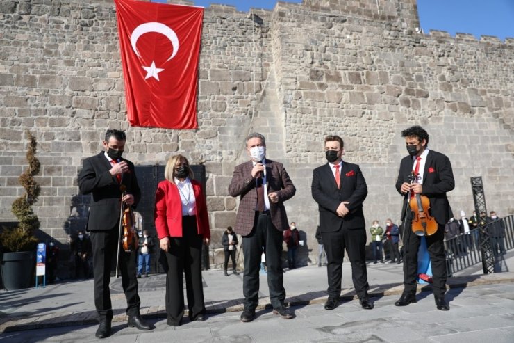 Melikgazi’de 100. yıl anısına İstiklal Ruhu Tarihi Kale’den yankılandı