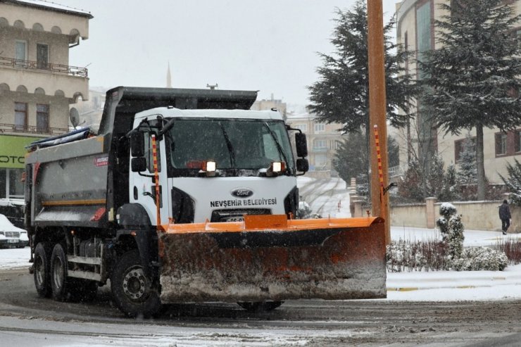 Yollarda buzlanma tehlikesine karşı tuzlama ve temizlik çalışması yapıldı