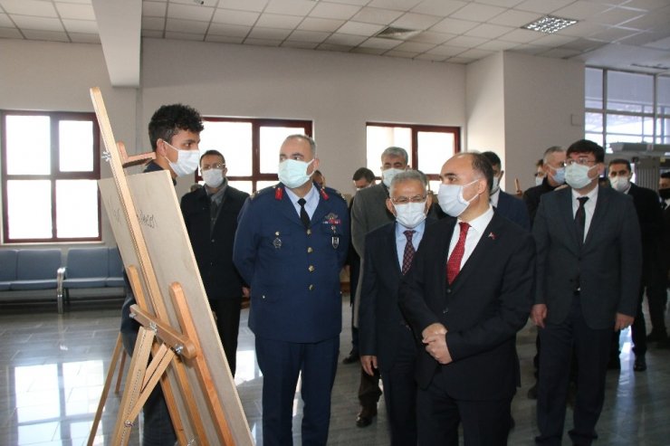 Vali Günaydın: "En son ocak kalıncaya kadar şanlı bayrağımız gökyüzünde dalgalanacaktır"