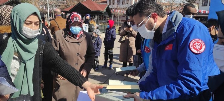 Türkiye Diyanet Vakfı, Taceddin Dergahı’nda Kur’an-ı Kerim ve Safahat kitabını dağıttı