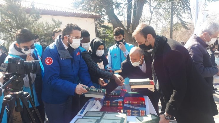 Türkiye Diyanet Vakfı, Taceddin Dergahı’nda Kur’an-ı Kerim ve Safahat kitabını dağıttı